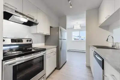 1 Bedroom + Den Premium - 7611 172 St. NW *Renovated Suite*