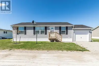 Welcome to easy living by the lake. Nestled between Selkirk Conservation Park and the gentle shores...