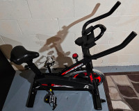 Cycling Stationary/Exercise Bike/Vélo stationnaire