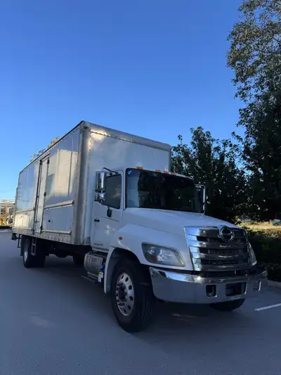 2018 HINO 338 HIGH CUBE 5500lbs Maxon Railgate ($30k new installed) 26’ x 102 x103in. high cube Side...