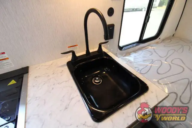 2027 SUNSET PARK RV SUNRAY 149 in Travel Trailers & Campers in Abbotsford - Image 21