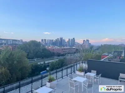 Superbe condo moderne et très lumineux situé directement sur le canal Lachine, dans un immeuble avec...