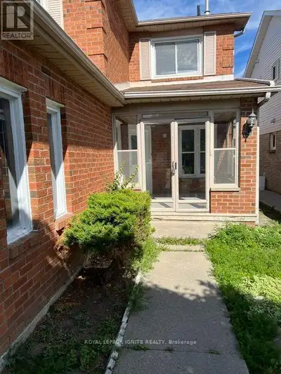fully renovated, new kitchen. New paint,3 Bdrm 4 Washrooms in a high-demand area. Fully Detached Hom...