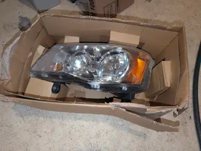 NEUF Phare Avant Gauche (Côté Conducteur) pour Dodge Grand Caravan (2011-2020). Marque Premium TYC –...