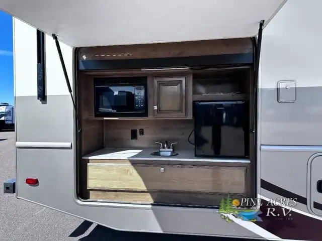 2021 Holiday Rambler Admiral 34J only 13 Milles in RVs & Motorhomes in Moncton - Image 6