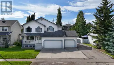 LAKE VIEW, VAULTED CEILING, with 3,470 SQFT+ of living area on a WIDE LOT (71 ft.), three bedrooms,...