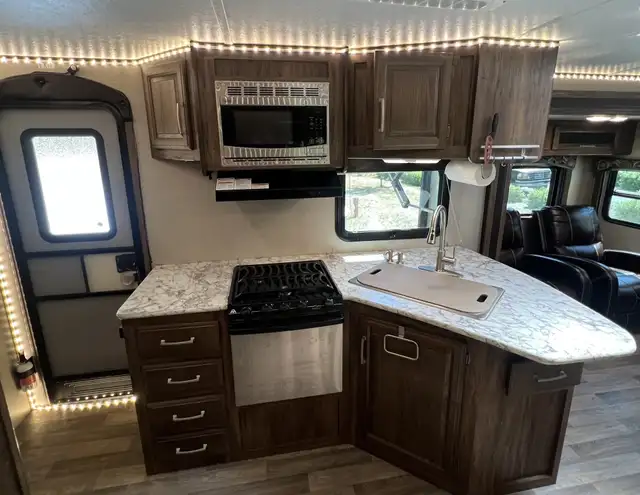 2017 KEYSTONE COUGAR 327RESWE (FINANCING AVAILABLE) in Travel Trailers & Campers in Winnipeg - Image 11