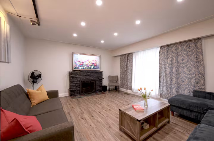 4.5-Bedroom, 3-Bathroom Home for Rent in Burlington. 4018 New St 3