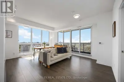 Enjoy breathtaking views of the CN Tower and downtown from this bright, modern corner unit! Featurin...