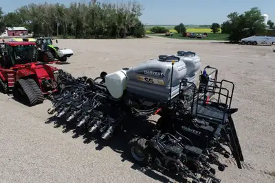 Used 4015 Harvest International Planter- 6000 acres, 32 row on 15 inch spacing, central fill XL 150b...