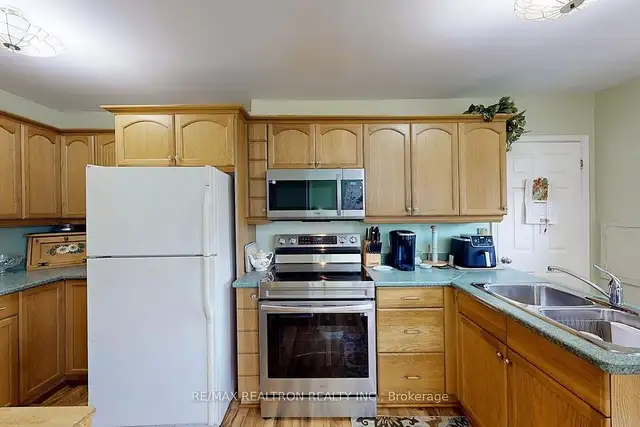 "DREAM" Opportunity!!! in Houses for Sale in Oshawa / Durham Region - Image 8