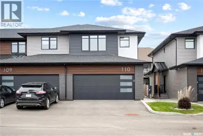 Welcome to this stunning two storey condo in the desirable neighborhood of The Towns, offering moder...