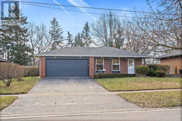 30 REGAN CRES Halton Hills, Ontario in Houses for Sale in Oakville / Halton Region - Image 2