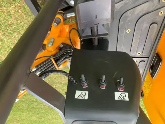Mini Excavator with 13.5HP Kubota diesel engine for sale in Other in City of Toronto - Image 8