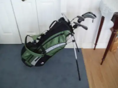 CHILD'S  - KIDS RIGHT HANDED  GOLF CLUBS  ( LIKE NEW )  --  AGES, View more