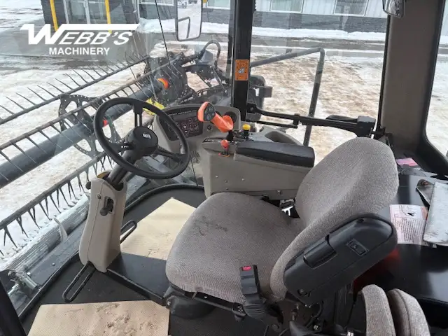 2010 Macdon M150 WINDROWER - SWATHER in Farming Equipment in Saskatoon - Image 9