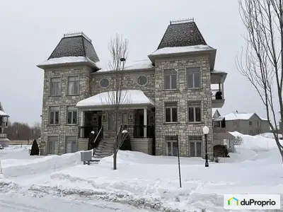 Superbe condo 4 ½ lumineux Rez-de-chaussée avec bureau emplacement exceptionnel. Localisation idéale...