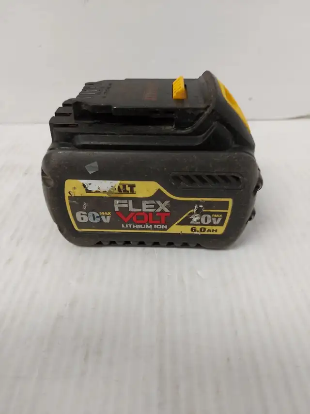 (91343-2) Dewalt DCB606 Battery in Power Tools in Calgary - Image 3