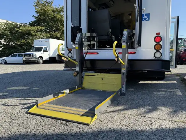 2016 Ford E-350 Econoline Super Duty 8 Passenger Wheelchair Acce in Heavy Trucks in City of Montréal - Image 47