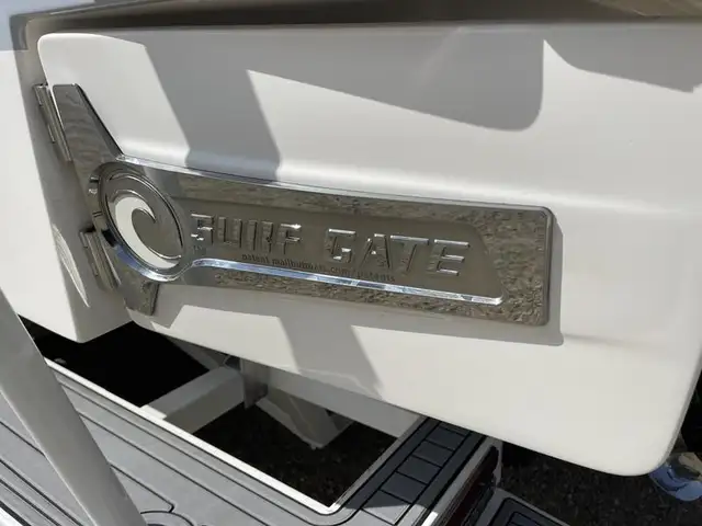 2023 Chaparral 26 Surf - LOADED! Only 22 Hours! in Powerboats & Motorboats in Saskatoon - Image 5