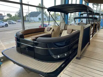 2023 | Legend | V-Series Entertainer Sport Pro Prix régulier (134 999 $) Économie de 29 000 $ 105 99...