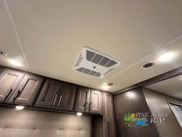 2022 Thor Motor Coach Challenger 35MQ only 6,310 Miles in RVs & Motorhomes in Moncton - Image 48