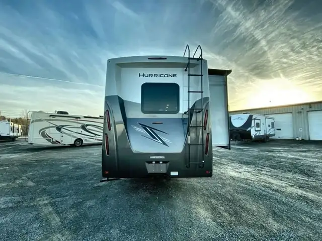 2025 Thor Motor Coach Hurricane 34R in RVs & Motorhomes in Bedford - Image 9