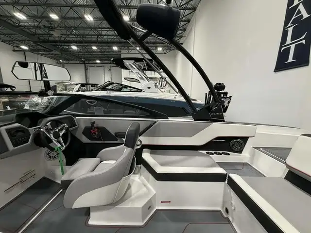 2025 Cobalt Boats CS23 Surf in Powerboats & Motorboats in Saskatoon - Image 10