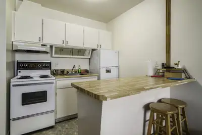 Appartement 1 et demi, semi meublé, situé dans un complexe immobilier localisé à Sainte-Foy à proxim...