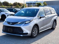 2025 Toyota Sienna XLE 8 Passenger | Certified | One Owner | CarPlay **MARKET VALUE PRICING**. Welco... (image 3)