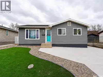 Welcome to 1739 Fleet Street, located in the desirable Glencairn neighbourhood and close to all amen...