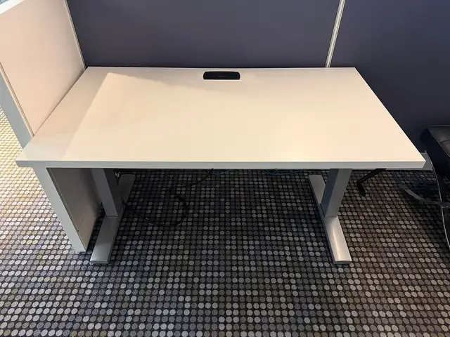 Herman Miller Everywhere Crank Height Adjustable Desk! in Desks in Mississauga / Peel Region - Image 2