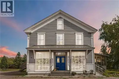 Exceptional Waterfront Investment Opportunity! Discover the possibilities with this unique waterfron...