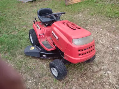Tracteur gazon YARDMACHINE 15.5 hp 42'' de coupe pour bricoleur, View more