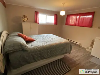 Grand duplex avec belle fenestration et bien entretenu de style jumelé avec revenu locatif situé dan...
