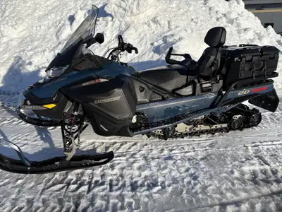 2025 Skidoo Expedition SE 900 ACE Turbo R (180 HP) 20 wide with 1.8 inch paddle. Fully loaded sled....