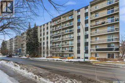 Located in the Atrium on Rae, this move in ready 1 bedroom condo comes with maple kitchen cabinets,...