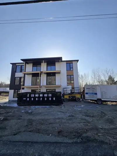 Logements 4 ½ de style condo en construction.