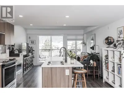 The perfect condo in the perfect location in downtown Squamish. Close to all the restaurants, shoppi...