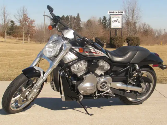 2006 Harley-Davidson VRSC R Street Rod in Street, Cruisers & Choppers in Leamington - Image 3