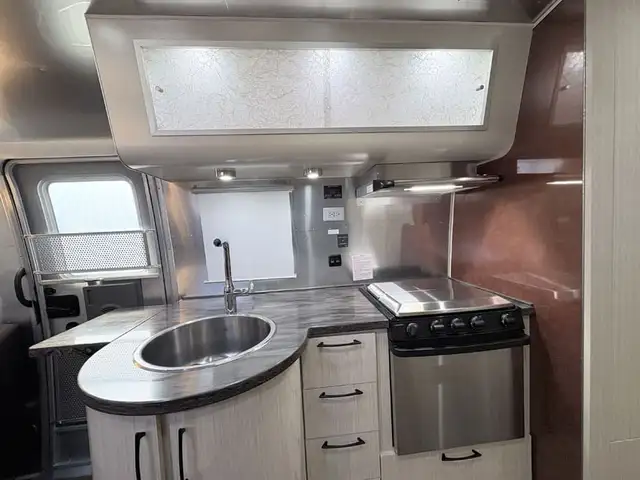 2019 Airstream 25RB in Travel Trailers & Campers in Penticton - Image 15