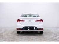 La Hyundai Elantra 2020 se distingue dans le segment des berlines compactes grâce à son design sophi... (image 5)