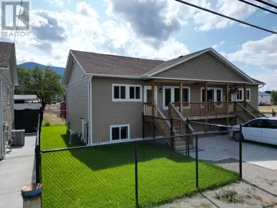 Welcome to this exquisite, move-in-ready half duplex, boasting 1586 sq ft of modern living space. Th...