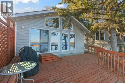 If you’ve been dreaming of lakefront living with one of the best views on the water, this year-round...