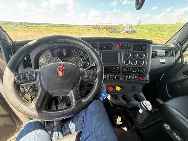 2021 KENWORTH W990 in Heavy Trucks in Saskatoon - Image 12