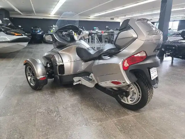 2012 Can-Am SPYDER RT-S SE5 MAGNESIUM in Sport Touring in Lanaudière - Image 7