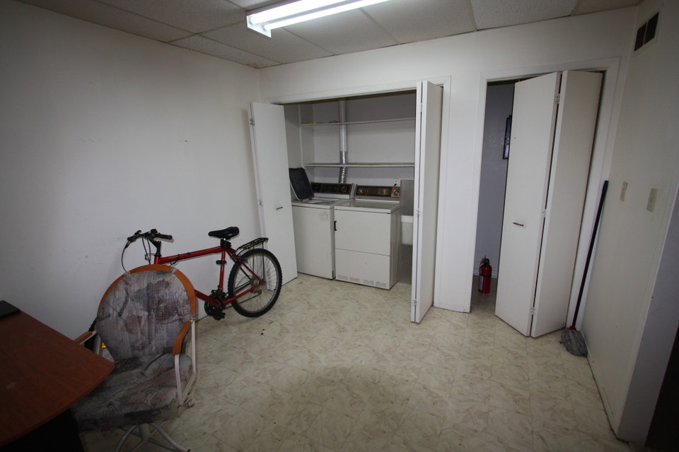 All Inclusive Rooms 4 Rent above Tang's Chinese Restaurant-173 C 3