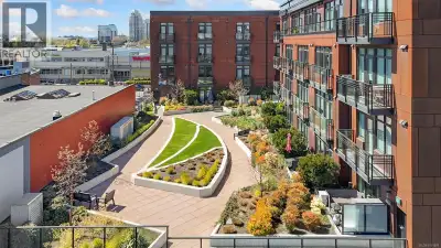 Don’t miss this opportunity to own a stylish condo in the sought-after Ironworks building, located i...