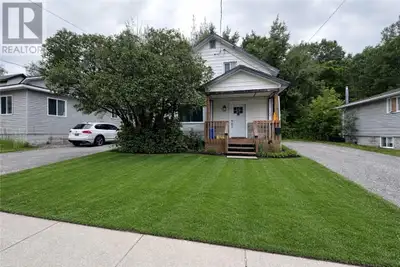 Cute as a button! Enjoy the luxuries of central living. The home has beautiful dark floor, a very la...