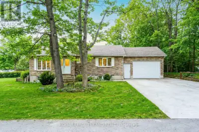 SUPERB GRAND BEND BUNGALOW ON LARGE LOT IN A RARE BOULEVARD SETTING AT THE EDGE OF THE PINERY PARK |...